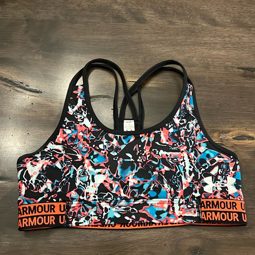 Under armour sports bra. Girls size medium EUC.